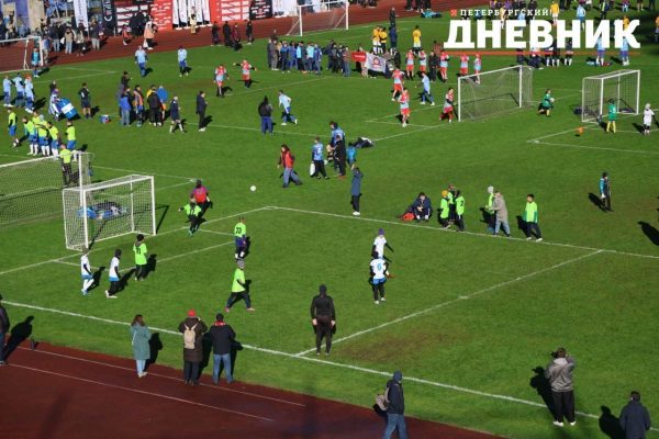 На стадионе «Петровский» проходит третий «Кубок Лаврова и Семёнова»